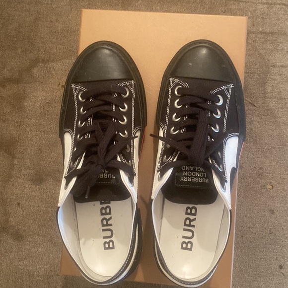 Burberry chucks size 42 which is like a 8.5 black white and red - Picture 3 of 4